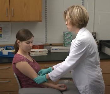 Лечение зависимости от аптечных препаратов в Буе Врач делает инъекцию пациентке